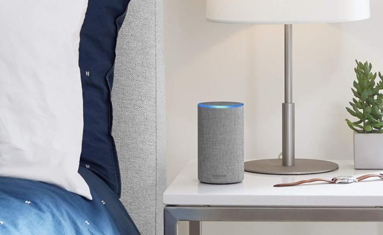 Fotograf&iacute;a de un Amazon Echo sobre una mesilla de noche