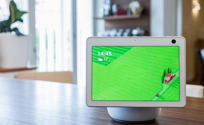 Imagen comercial de un Echo Show 10 situado encima de una mesa