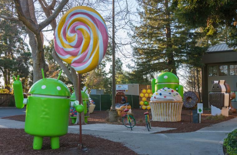 Fotograf&iacute;a de un android s&iacute;mbolo de Android sujetando una piruleta (Lollipop)