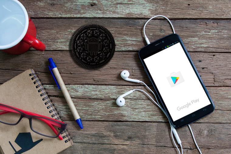 Una galleta Oreo encima de una mesa junto a un m&oacute;vil Android