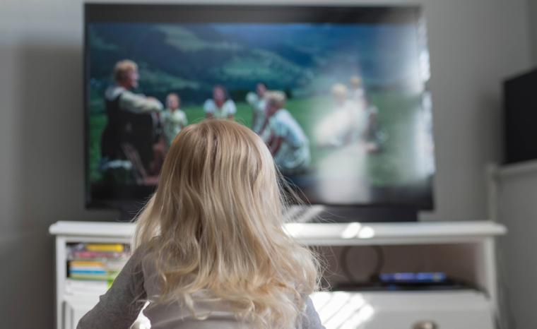Fotograf&iacute;a de una ni&ntilde;a viendo la televisi&oacute;n
