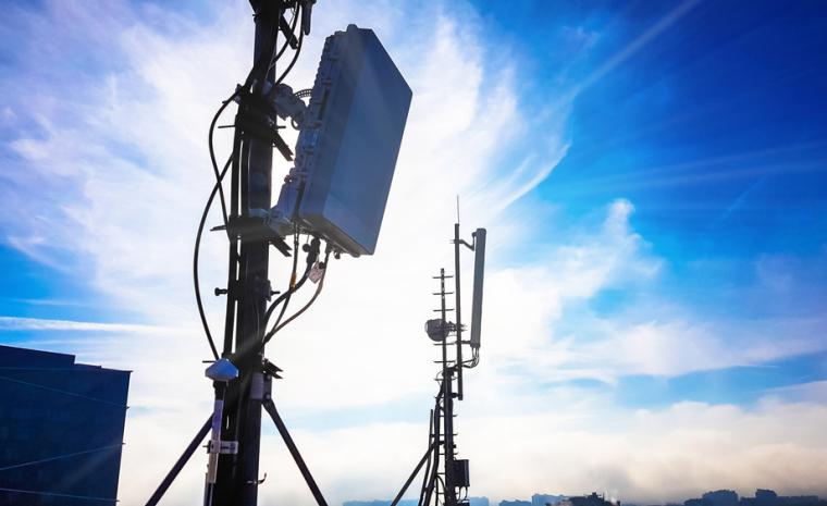 Imagen de una antena de telefon&iacute;a m&oacute;vil 5G