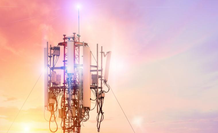 Fotograf&iacute;a de una antena de telefon&iacute;a m&oacute;vil