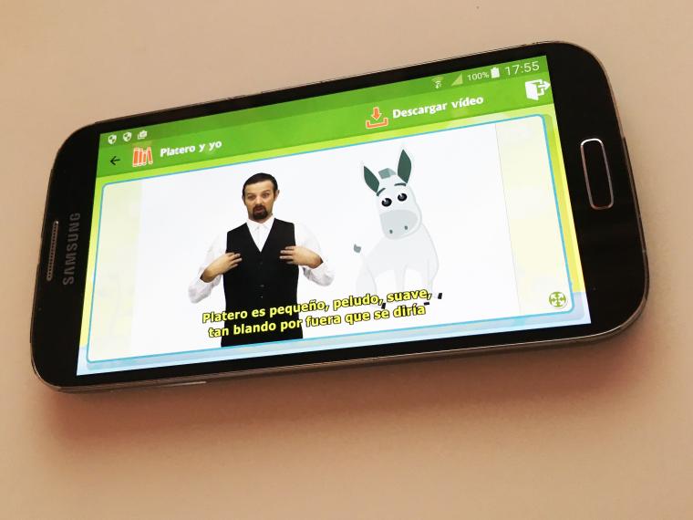 Tel&eacute;fono m&oacute;vil reproducci&oacute;n el cuento de Platero y Yo con la aplicaci&oacute;n Te Cuento
