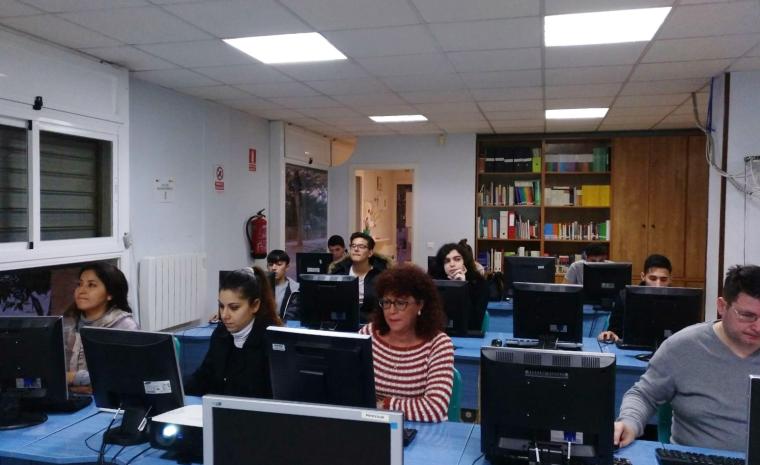 Alumnos estudiando en los talleres de la Asociaci&oacute;n Cultural La Kalle