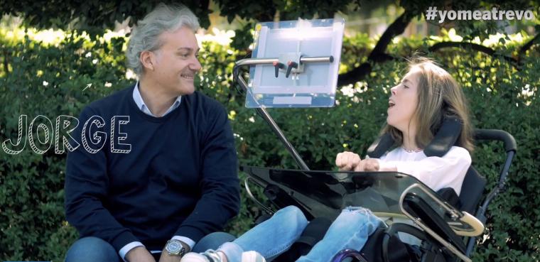 Fotograma del v&iacute;deo elaborado por Aspace en el que un hombre habla con una ni&ntilde;a con par&aacute;lisis cerebral