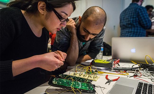 Dos miembros del 'Team Dan' trabajan en su mando a distancia adaptado