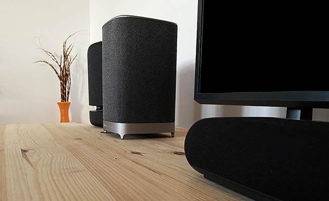 Fotograf&iacute;a de un altavoz &Aacute;tika de Vodafone al lado de un televisor