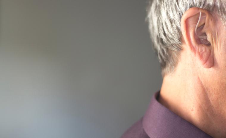 Un hombre utiliza un aud&iacute;fono
