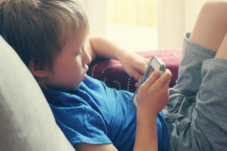 Un ni&ntilde;o utilizando un smartphone