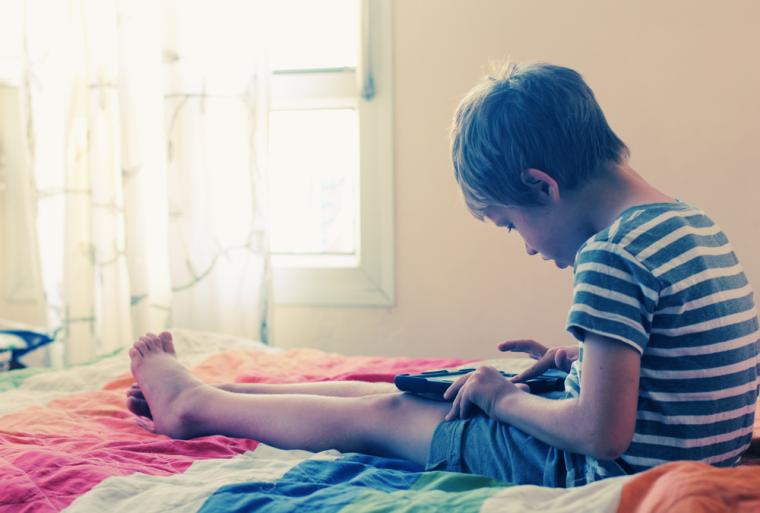 Un ni&ntilde;o con TEA utiliza una tableta