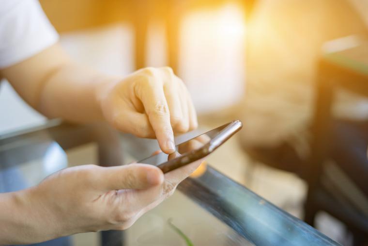 Una persona utiliza un tel&eacute;fono m&oacute;vil