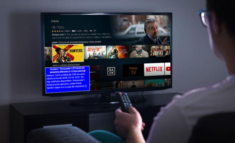 Un hombre ve la televisi&oacute;n utilizan un Fire TV y la opci&oacute;n de Banner de Texto
