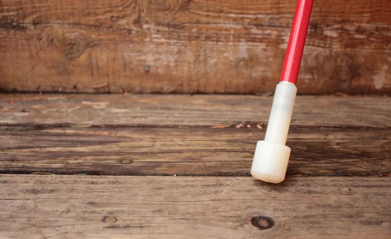 Fotograf&iacute;a de un bast&oacute;n en un escal&oacute;n de madera