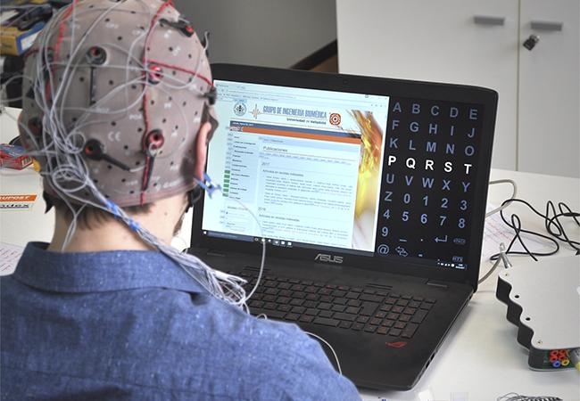 Un usuario utiliza el sistema BCI delante de una pantalla de ordenador