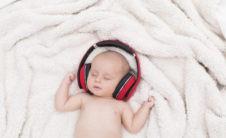Fotograf&iacute;a de un beb&eacute; con unos auriculares puestos