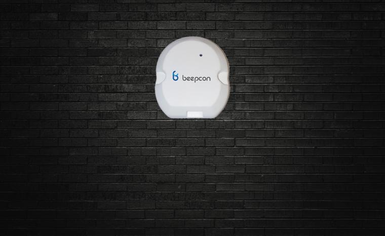Imagen de un 'Beepcon' en una pared negra