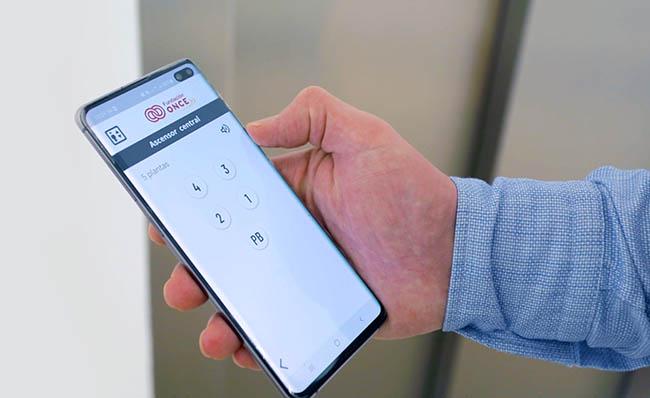 Una persona utiliza la botonera digital en un tel&eacute;fono m&oacute;vil