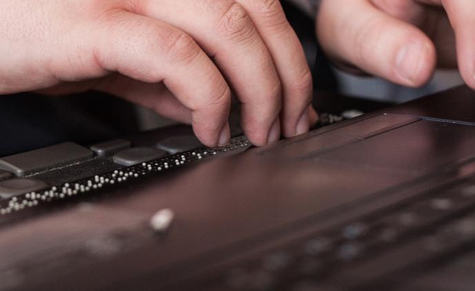 Una persona utiliza una l&iacute;nea braille