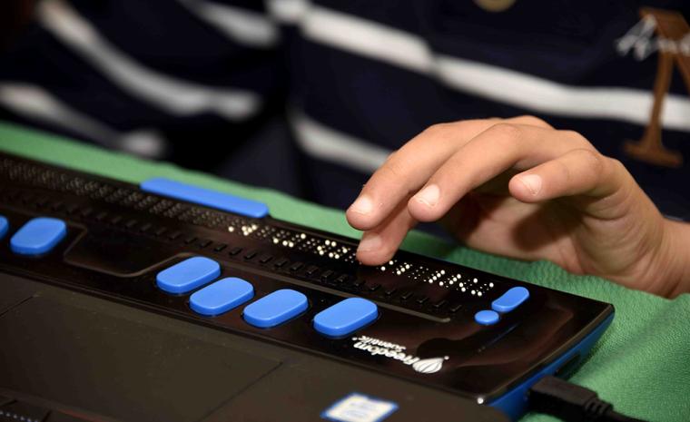 Una persona utiliza una l&iacute;nea braille conectada a un ordenador