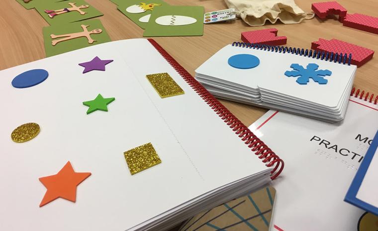 Fotograf&iacute;a de algunos materiales que se utilizan para ense&ntilde;ar el braille