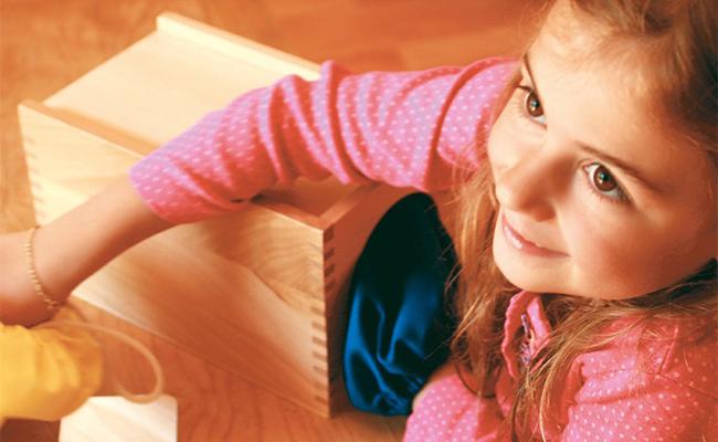 Una ni&ntilde;a juega con una caja de secretos