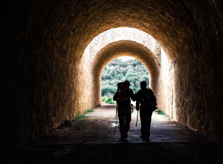 Dos peregrinos recorren el Camino de Santiago