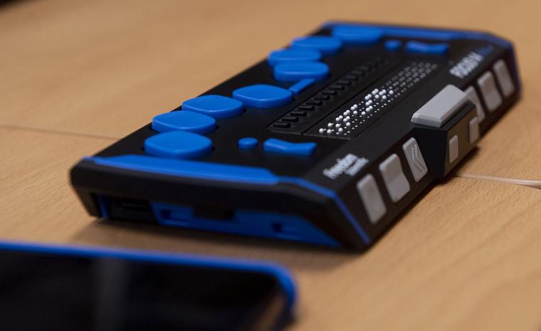 Fotograf&iacute;a de una l&iacute;nea braille sobre una mesa