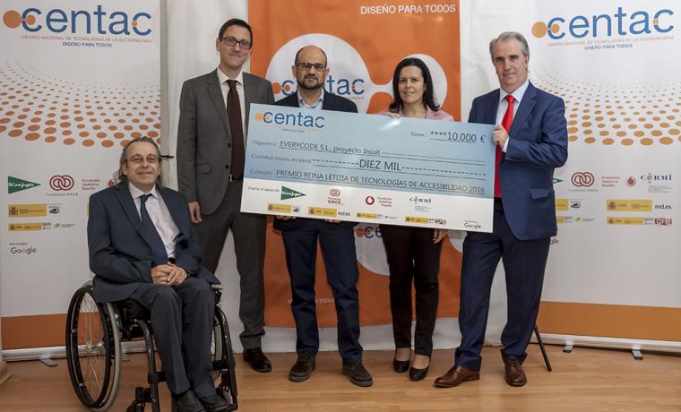 Foto de la entrega del cheque simb&oacute;lico a los creadores de InSuit
