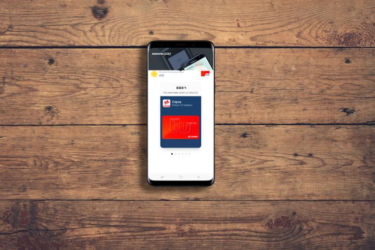 Un smartphone Samsung utilizando la tarjeta de fidelizaci&oacute;n de Cepsa