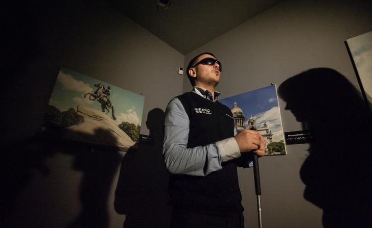 Un hombre ciego en el interior de un museo
