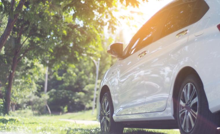 Fotograf&iacute;a de un coche sobre c&eacute;sped y con el sol al fondo