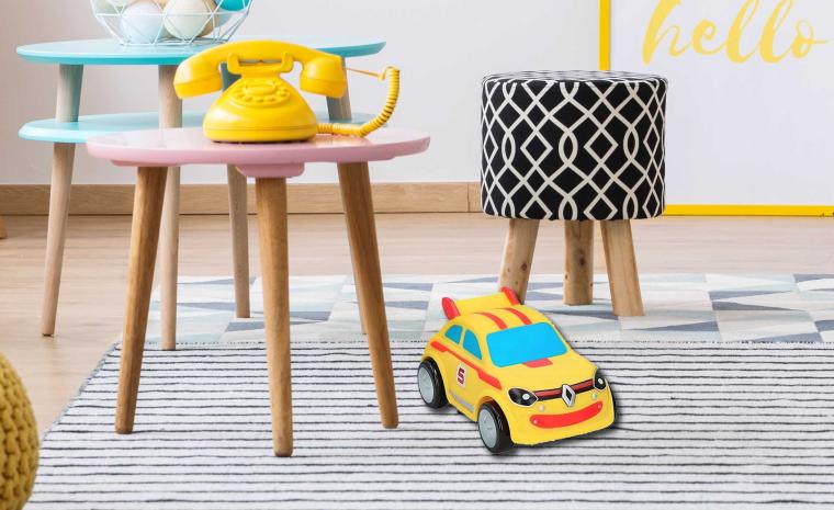 Imagen del coche teledirigido en el suelo de un cuarto de jugar