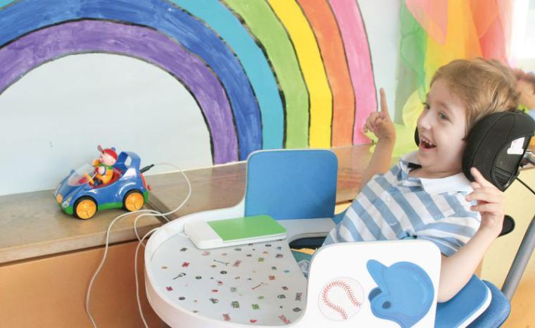 Imagen de un ni&ntilde;o jugnado con el coche teledirigido adaptado para su uso con pulsadores