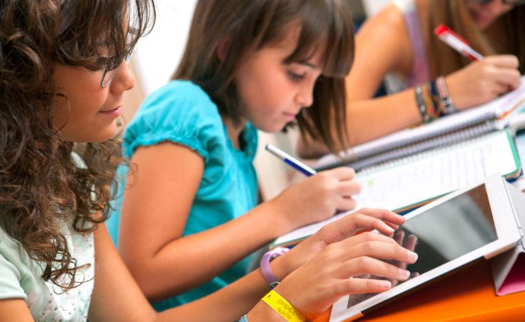 Una ni&ntilde;a con discapacidad auditiva sigue la clase a trav&eacute;s de una tableta