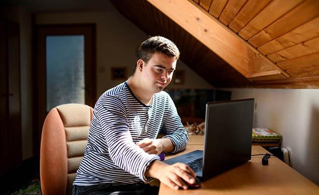 Un joven con s&iacute;ndrome de Down hace una compra a trav&eacute;s de un ordenador