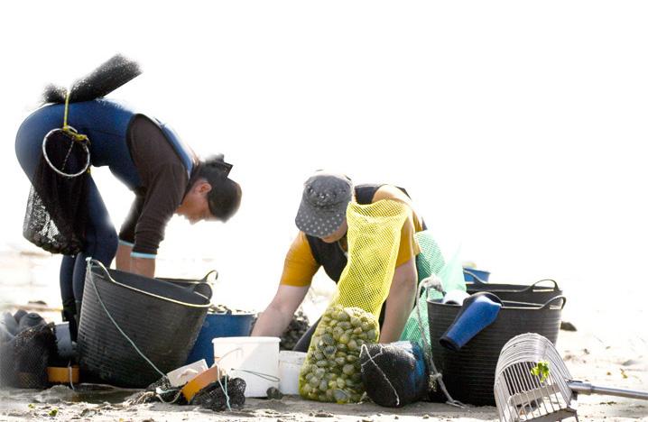 Fotograf&iacute;a de dos trabajadores del mar