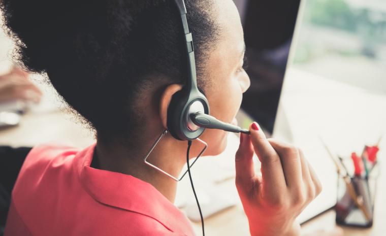 Una mujer trabaja en un Contact Center
