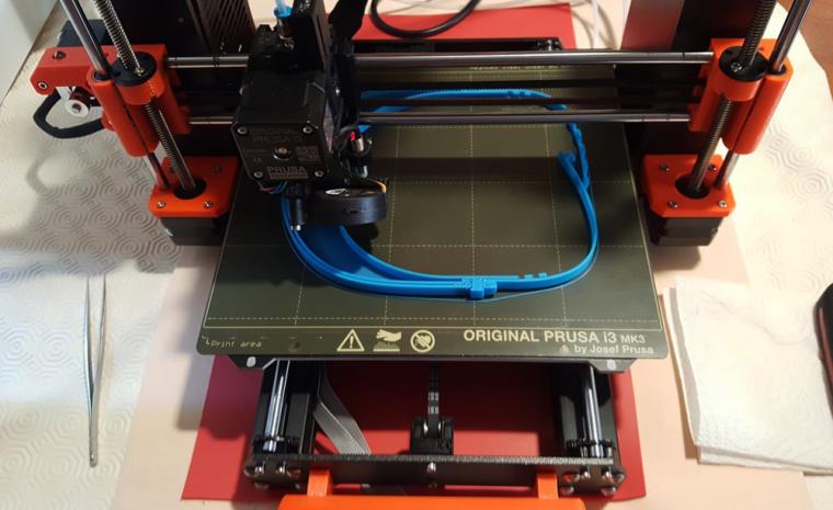 Imagen del proceso de creaci&oacute;n de una pantalla protectora con una impresora 3D