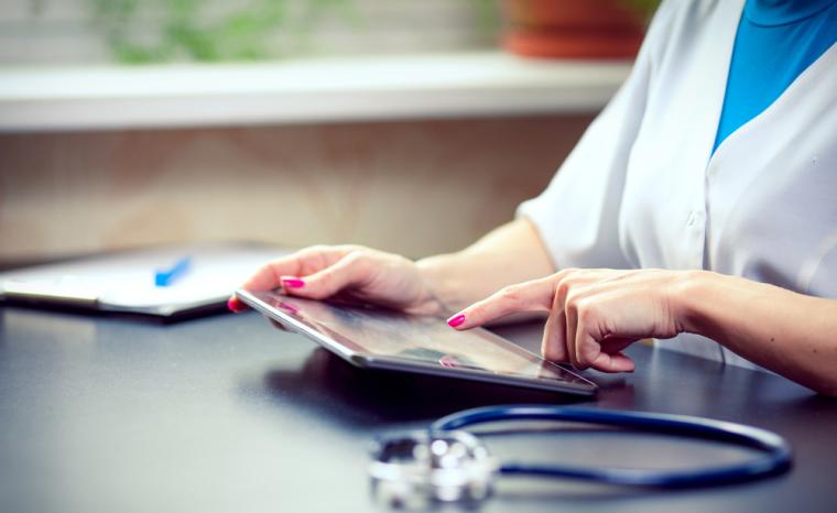 Una doctora utiliza una tableta en la consulta