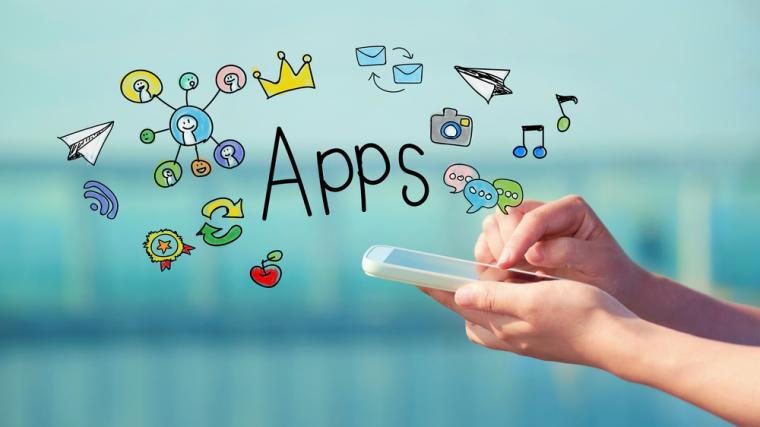 Una persona utiliza un m&oacute;vil del que salen iconos y la palabra 'Apps'