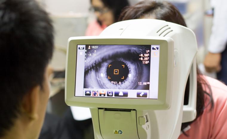 Una persona realiza un examen ocular