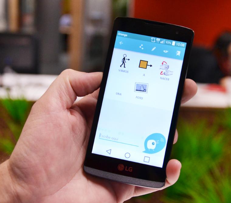 Una mano muestra un tel&eacute;fono m&oacute;vil