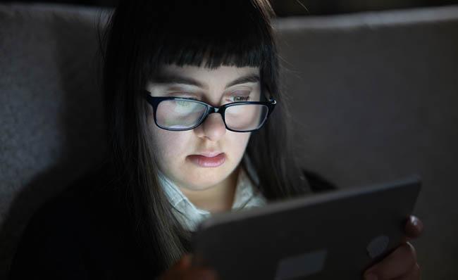 Una chica con s&iacute;ndrome de Down utiliza una tableta