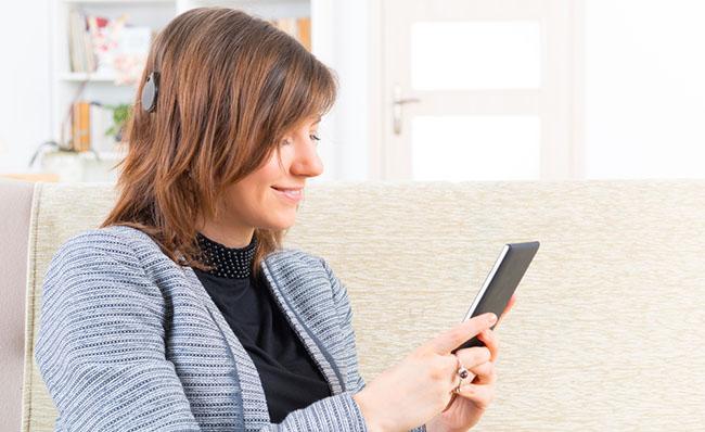 Una joven con implante coclear se comunica a trav&eacute;s del tel&eacute;fono m&oacute;vil