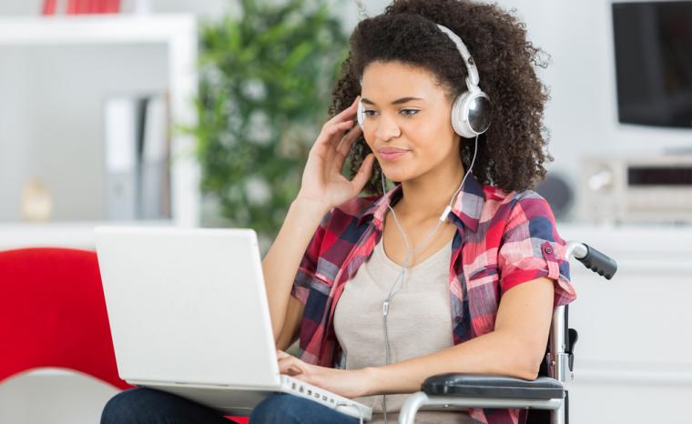 Una joven con discapacidad utiliza un ordenador port&aacute;til