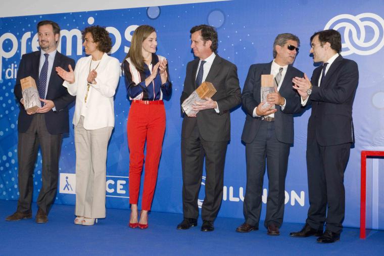 Imagen de los galardonados recogiendo el Premio Discapnet