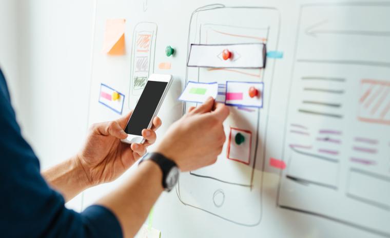 Una persona en el proceso de dise&ntilde;o de una aplicaci&oacute;n