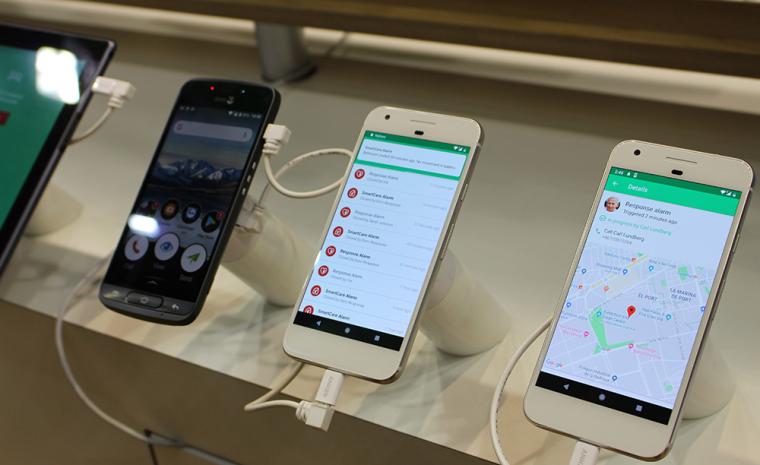 Fotograf&iacute;a de la demostraci&oacute;n del sistema Doro Smart Care en el Mobile World Congress de Barcelona