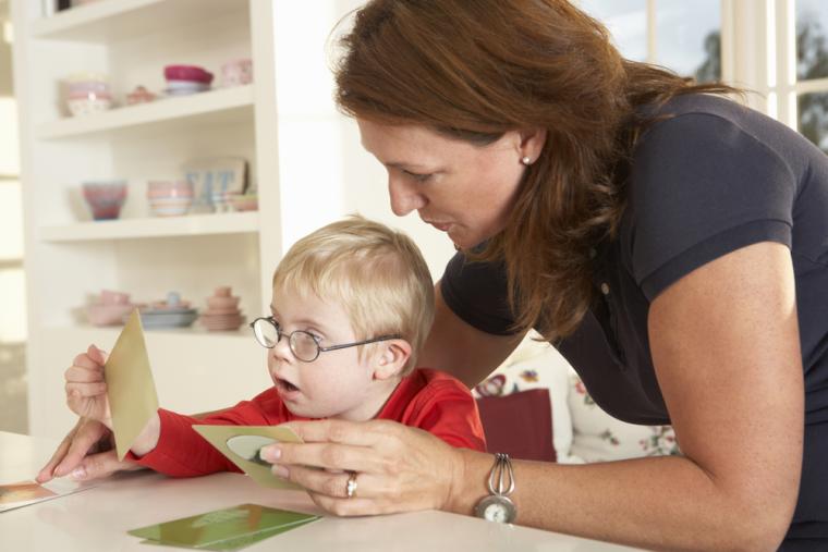 Un ni&ntilde;o con s&iacute;ndrome de Down aprendiendo a leer